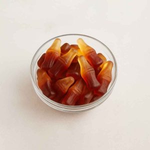پاستیل‌های ببتو کولا داخل پیاله‌ی کوچک شیشه‌ای