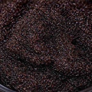 بافت تیره اسکراب کف سر نارگیل دی تی ام سی ۲۵۰ میلیلیتر با دانههای ریز شکر